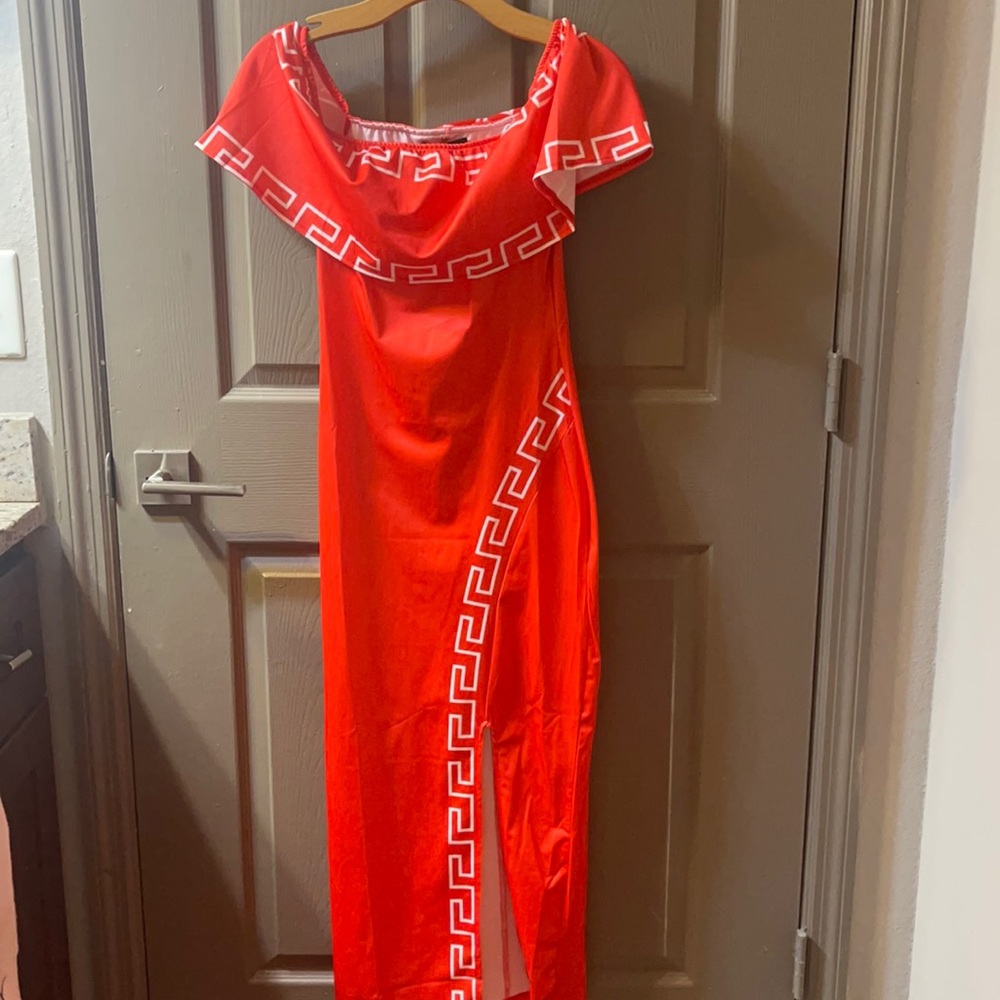 Off the shoulder maxi dress with split by the leg!